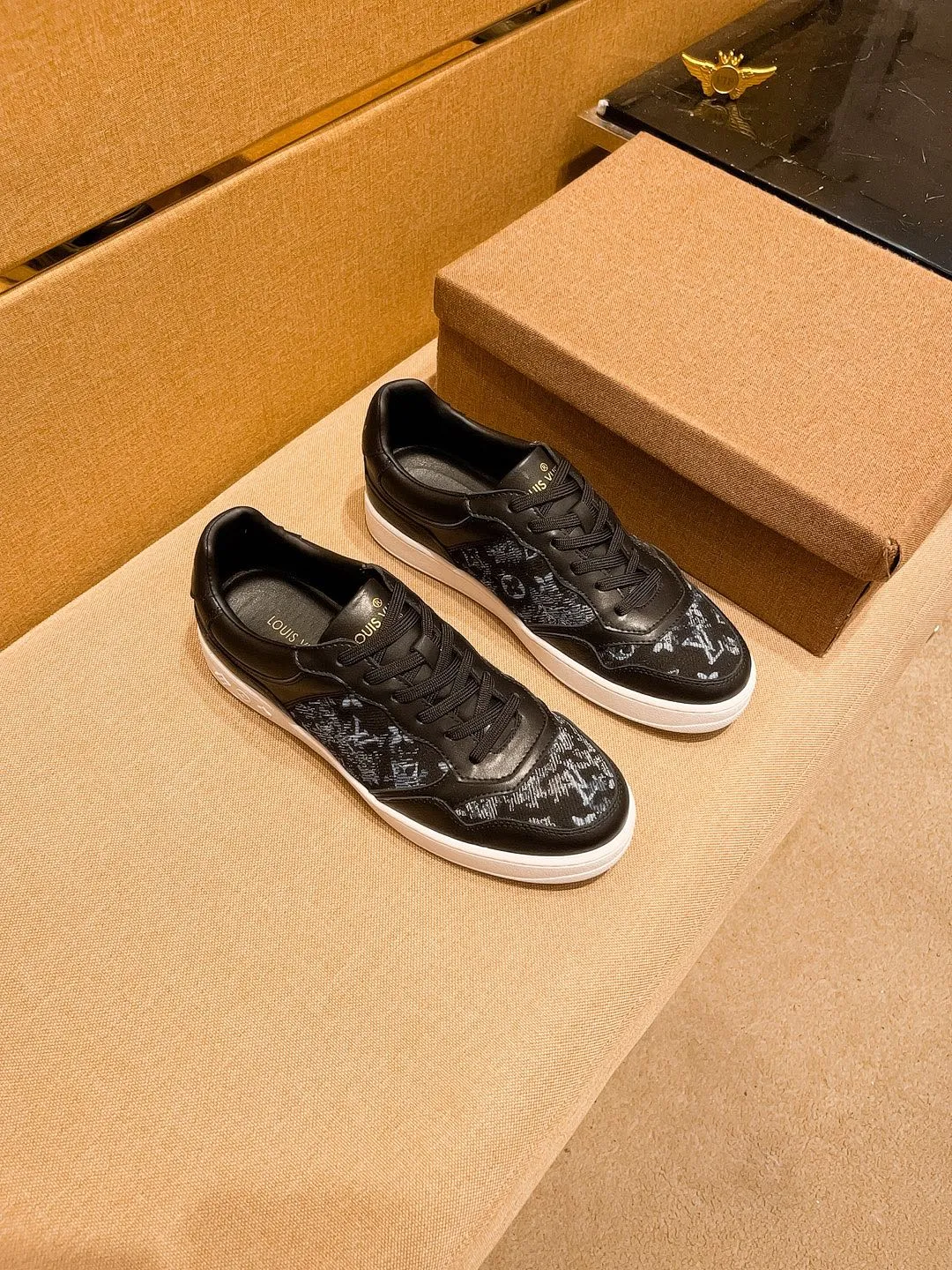 Men's shoes💰 400💰[LV]🔥Louis Vuitton, high-end men's shoes brand, official website 1:1 latest masterpiece: the upper is made of Italian imported first-layer cowhide with a comfortable and breathable lining➕original non-slip and wear-resistant outsole🔥, making walking more convenient and comfortable! An exclusive new model, a stunning work, a beautiful 1:1 replica [color] compared to the official quality! Create a fashionable personality to set off your uniqueness! A must-have for trendy men! Classic🔥Size: 38-44 Color: 🔥 2⃣️colors available🔥